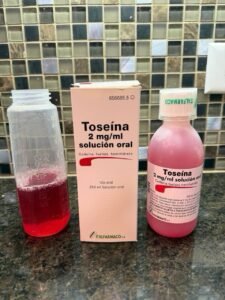 Toseina Codein Wirkung flüssige Einnahme Messbecher Himbeergeschmack